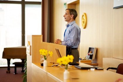 Mathias Binswanger beim Referat zum Thema Glück