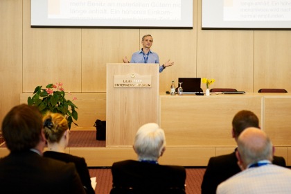 Mathias Binswanger beim Referat zum Thema Glück