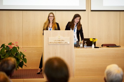 Patricia Toth und Leoni Runge präsentieren die Idee von 