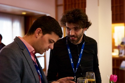 Austausch beim Steh-Dinner zwischen René Marques und René Jaun