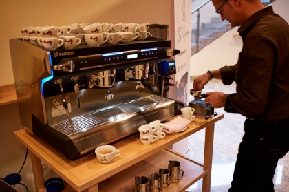 Dä Kafimaa aus St. Gallen zaubert grenzüberschreitende Kaffee-Erfahrungen: www.kaffeeshop-kaffeewelt.ch